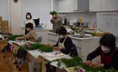 400 グリーン大阪 地元の菊を使ってクリスマスリース作り 1218.jpg