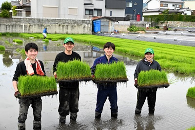 【グリーン大阪】写真（苗床を持つ新入職員）.JPG