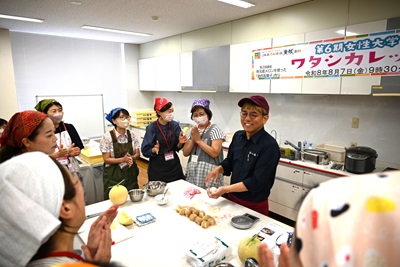 【0810送付】【2-3】受講生に作り方を説明する新澤氏.JPG